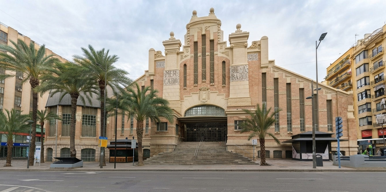 Barrio del Realejo en Granada, casas con abundantes macetas y flores.